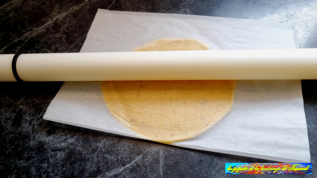 Replier la feuille sulfurisée sur la pâte puis l\\\'étaler en un rond sur 3 mm d\\\'épaisseur