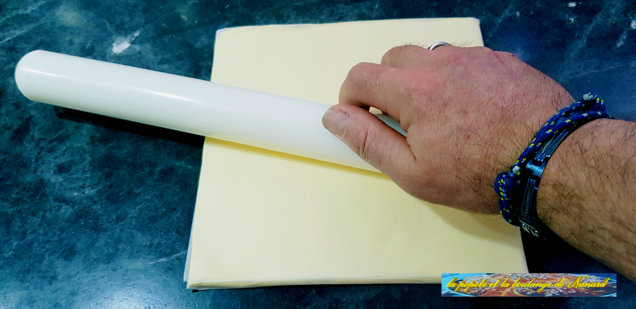 Replier le papier sur le beurre