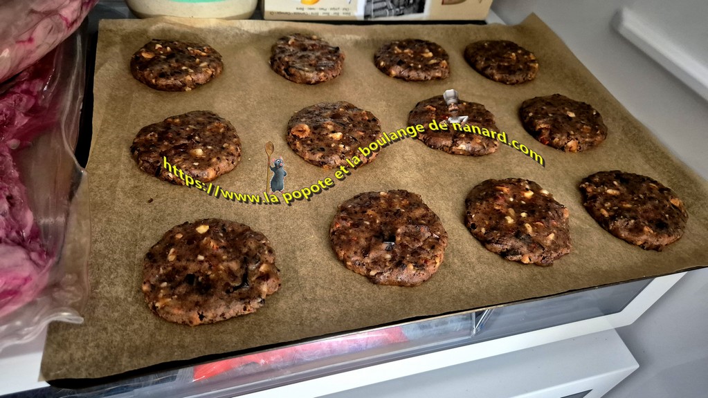 Réserver les cookies 30 minutes au réfrigérateur afin de refroidir les matières grasses