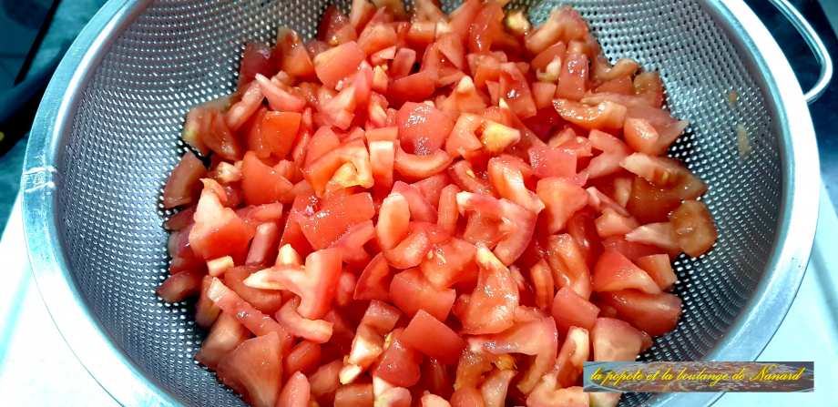 Réserver les dés de tomates dans une passoire