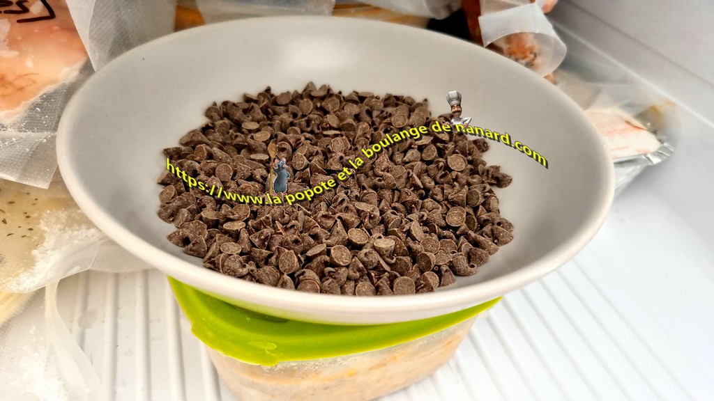Réserver les pépites de chocolat 30 minutes au congélateur dans une asissette creuse