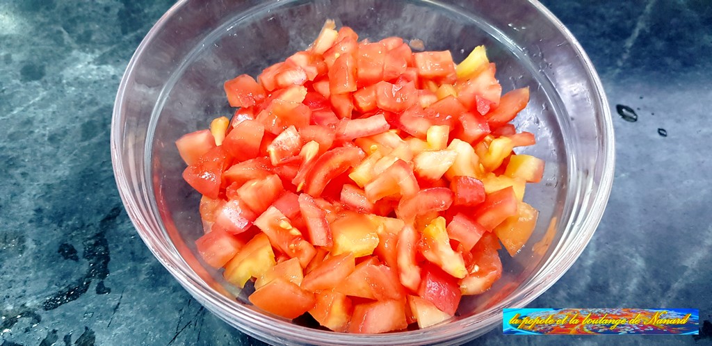 Réserver les tomates dans un saladier