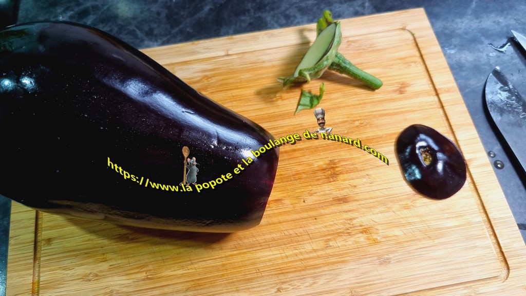 Retirer le pédoncule de l\\\'aubergine puis couper l\\\'autre extrémité