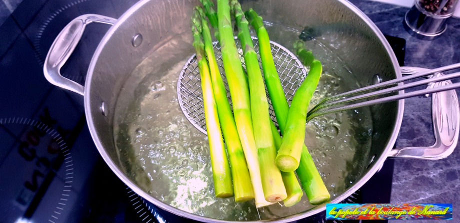 Retirer les asperges à l\\\'aide d\\\'une araignée ou écumoire