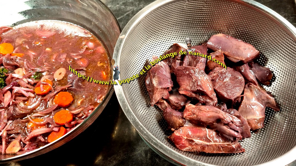 Retirer les morceaux de viande de la marinade puis les mettre à égoutter dans une passoire