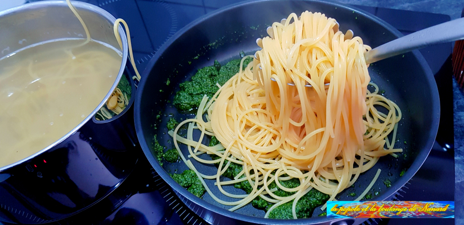 Retirer les spaguettis avec une cuillère à pâtes puis les ajouter au pesto