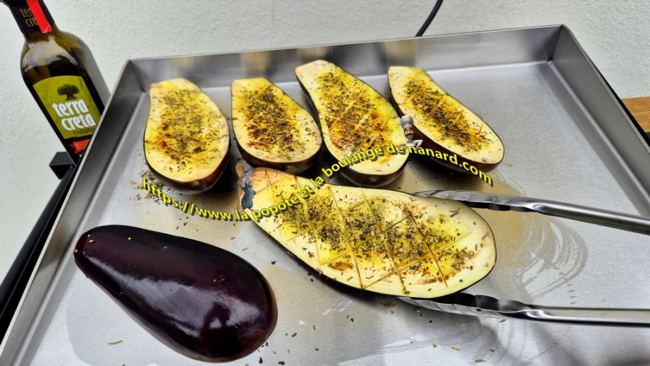 Retourner les aubergines côté peau puis laisser cuire 6 minutes