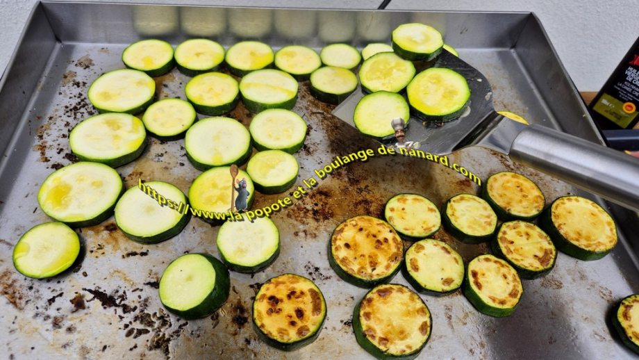 Retourner les courgettes quand elles ont colorées sans excès