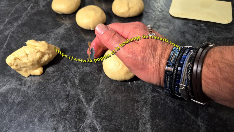 Retourner puis bouler le pâton