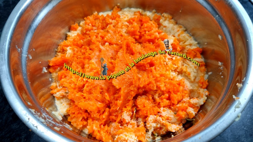Réunir le panais avec les carottes et les pommes dans un grand cul de poule