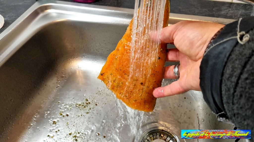Rincer le filet de saumon sous un filet d\\\'eau sur ses deux faces