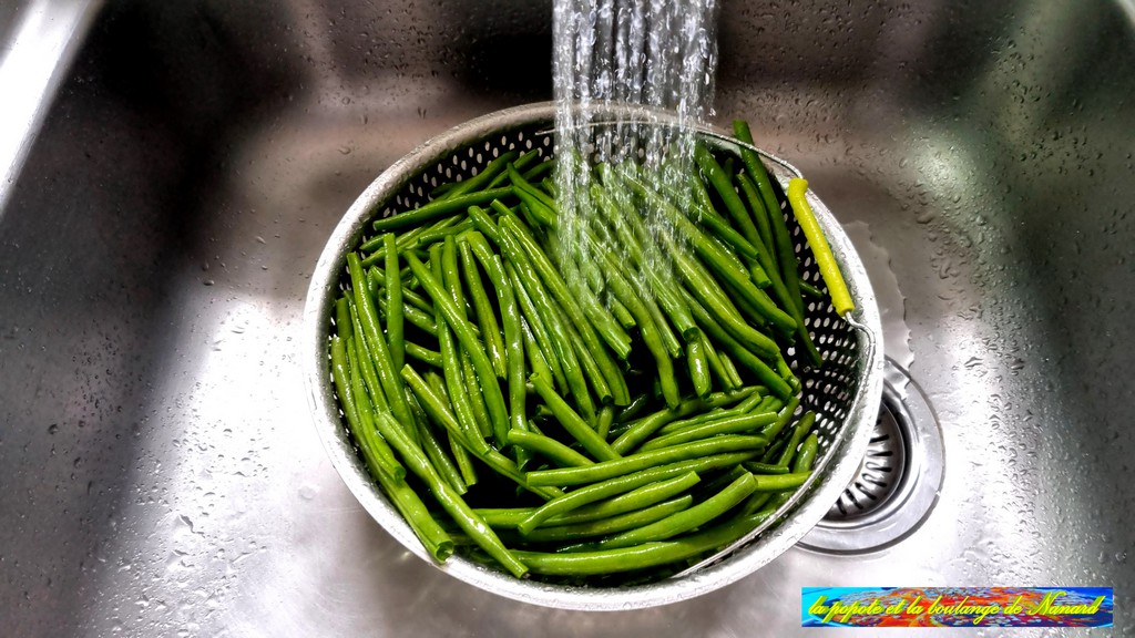 Rincer les haricots verts à l\\\'eau courante