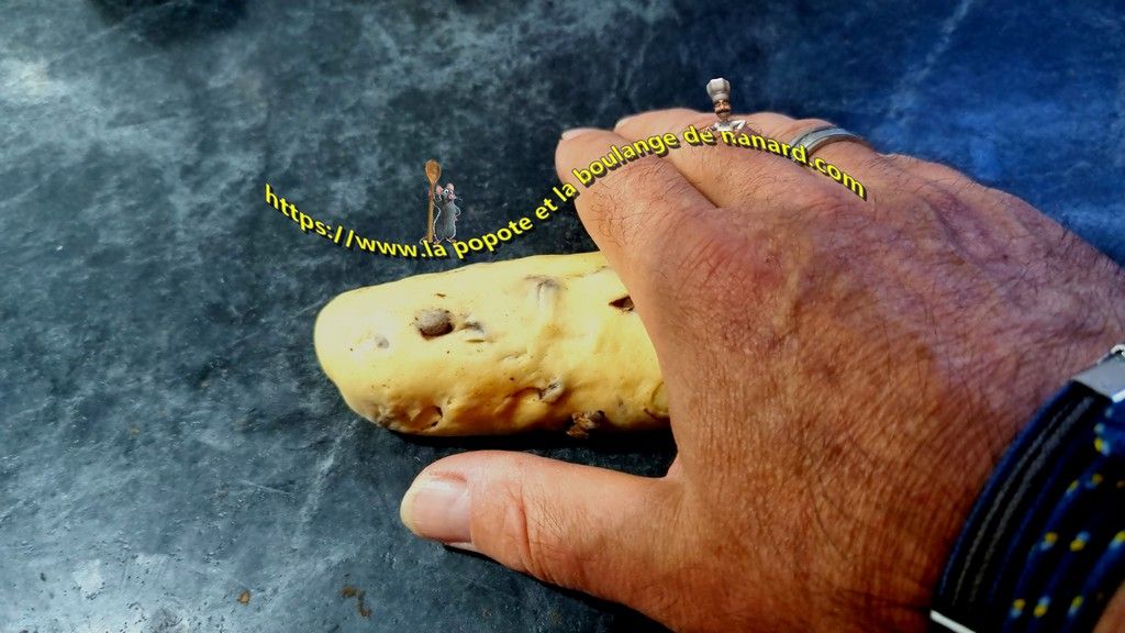 Rouler avec le creux de la main pour obtenir un petit pain d\\\'environ 12 cm de long