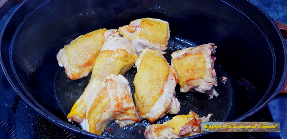 Saisir correctement les morceaux de poulet dans l\\\'huile d\\\'olive