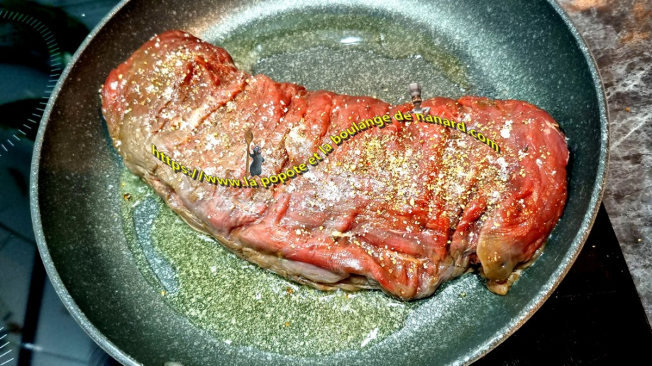 Saisir la viande dans la matière grasse bien chaude, assaisonner de sel fin et de poivre du moulin