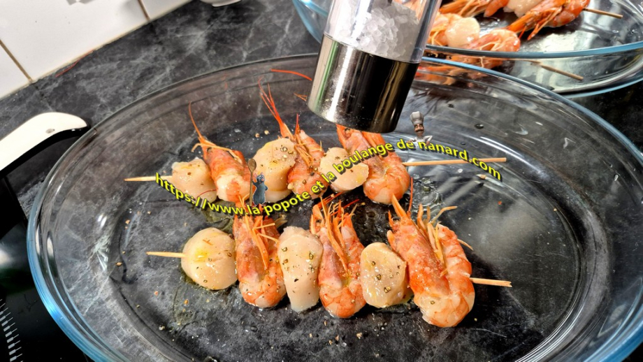 Saler puis poivrer les brochettes au citron vert