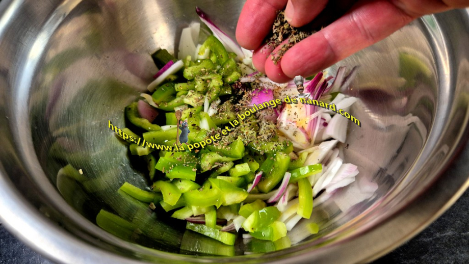 Saupoudrer de basilic séché ou autre herbe de votre choix puis mélanger