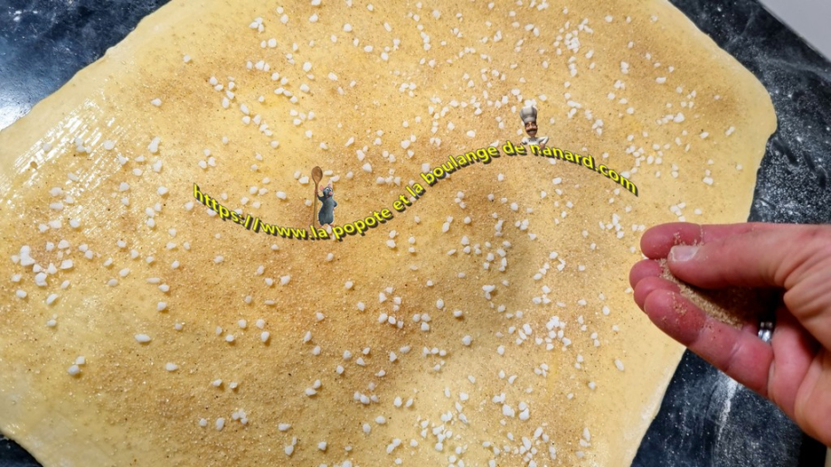 Saupoudrer du sucre à la Tonka et de deux cuillères à soupe de sucre perlé