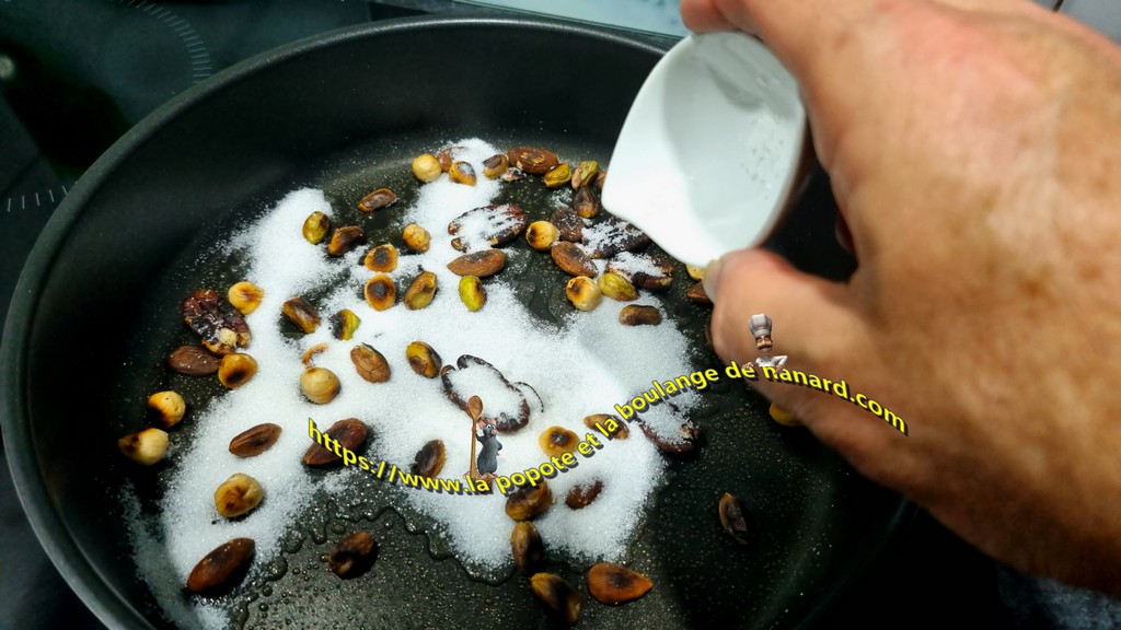 Saupoudrer le sucre sur les fruits secs et la fleur de sel
