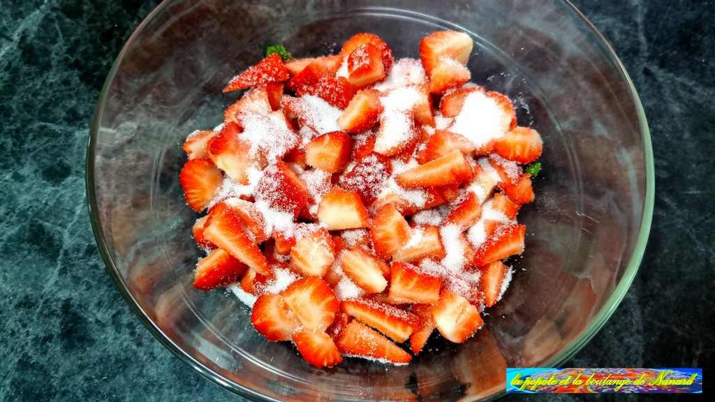 Saupoudrer les fraises du sucre