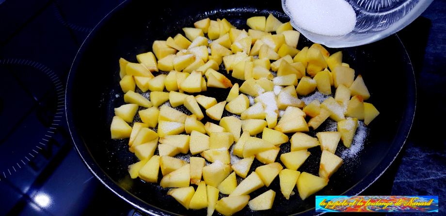 Saupoudrer les pommes des 30 gr de sucre puis laisser cuire 5 minutes