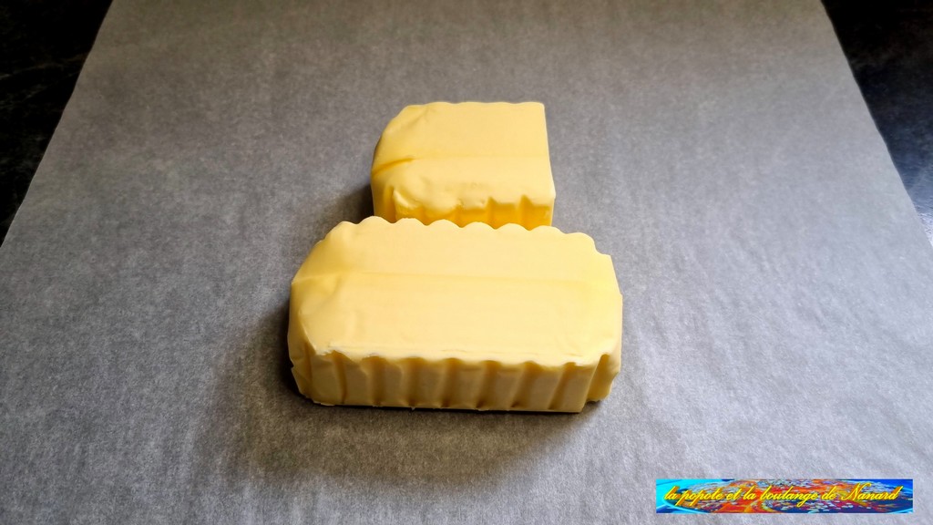 Sortir le beurre 10 minutes avant puis le déposer  sur un papier sulfurisé