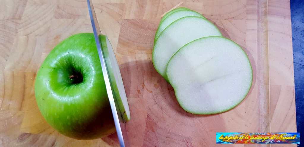 Tailler la pomme en rondelles de 5 mm