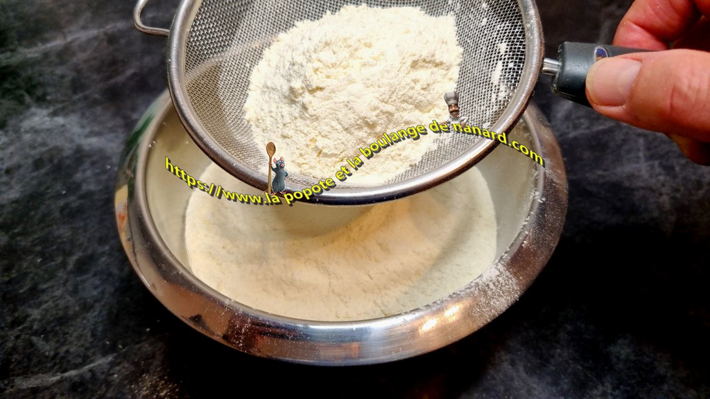 Tamiser ensemble la farine et la poudre à crème