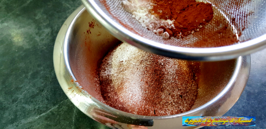 Tamiser ensemble la farine, la levure et le cacao en poudre