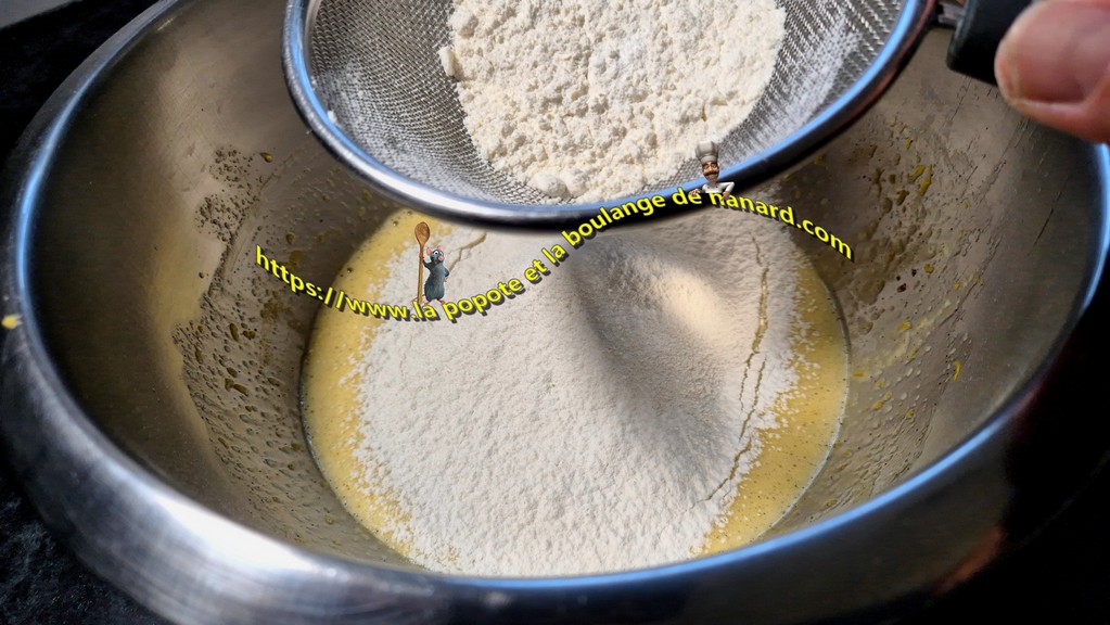 Tamiser la farine avec la levure chimique dans le cul de poule