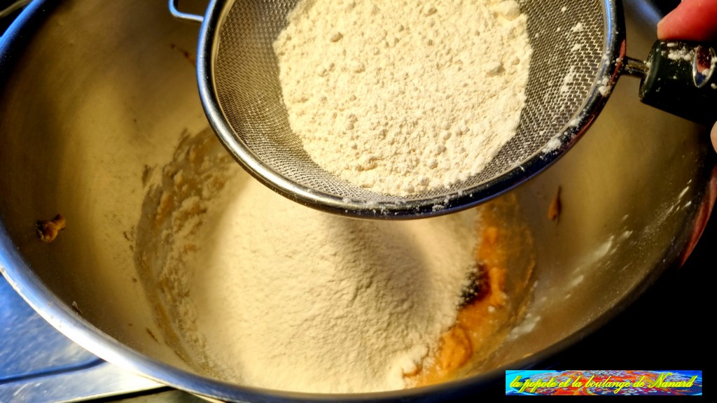 Tamiser la farine avec la levure dans la cuve