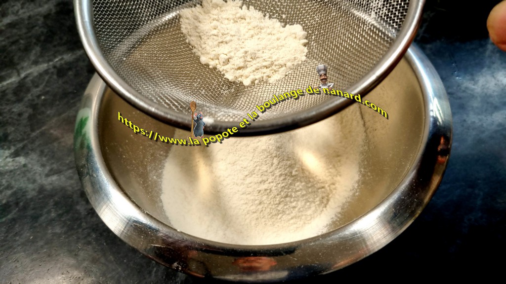 Tamiser la farine avec la levure