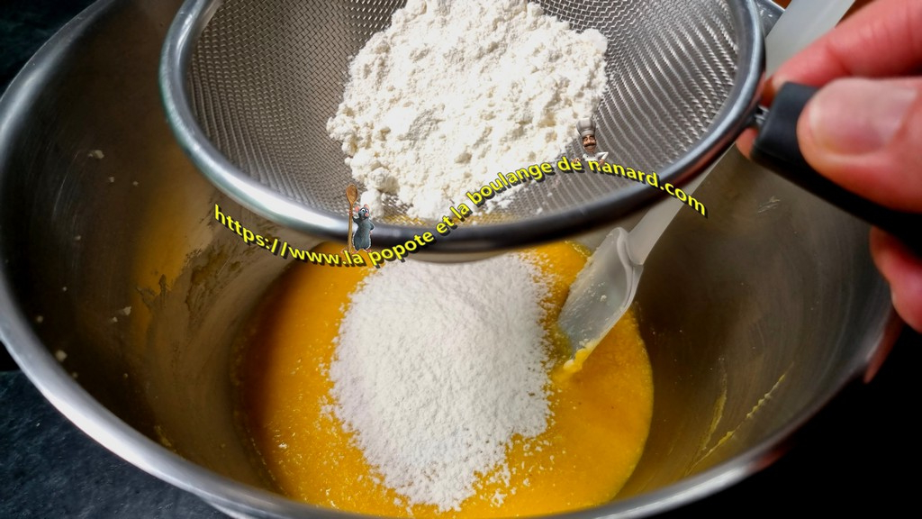 Tamiser la farine sur le mélange puis ajouter le sel fin