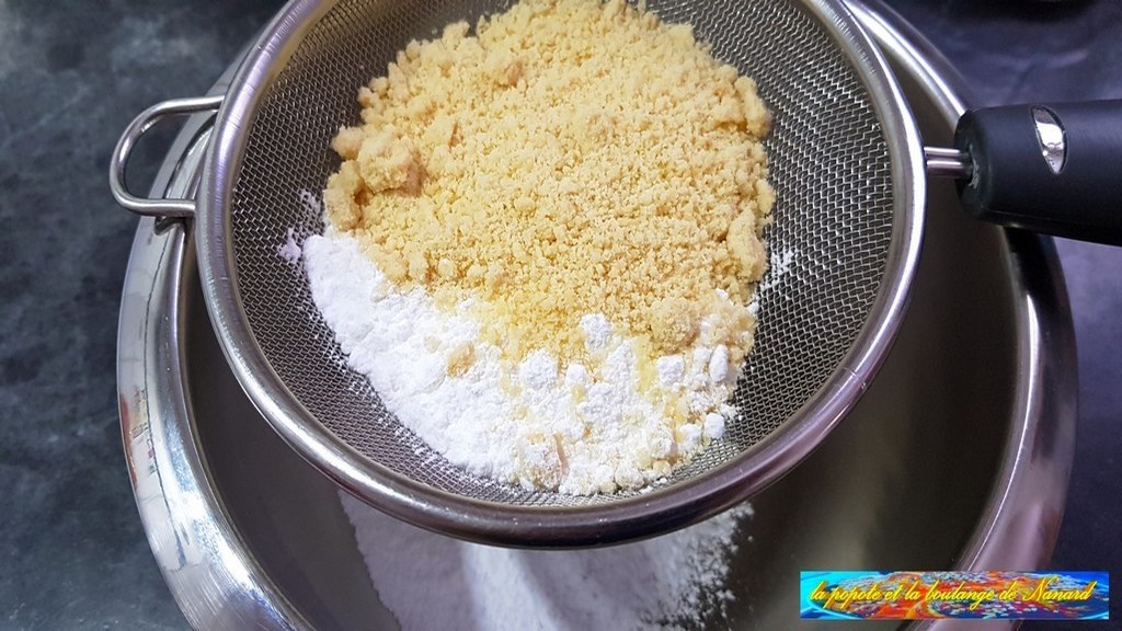 Tamiser la poudre d\\\'amandes et le sucre glace dans un cul de poule