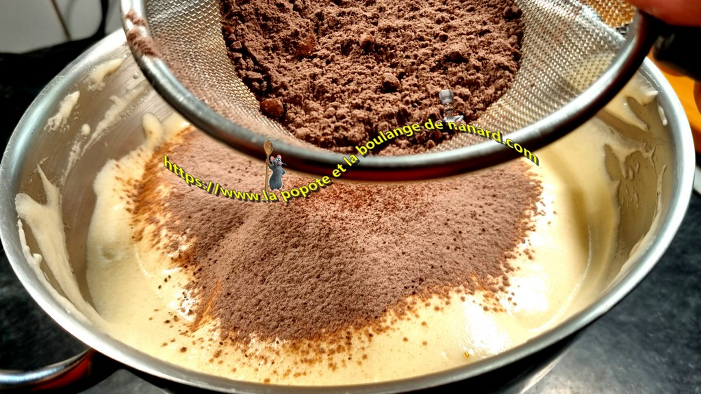 Tamiser le mélange farine et cacao sur la préparation