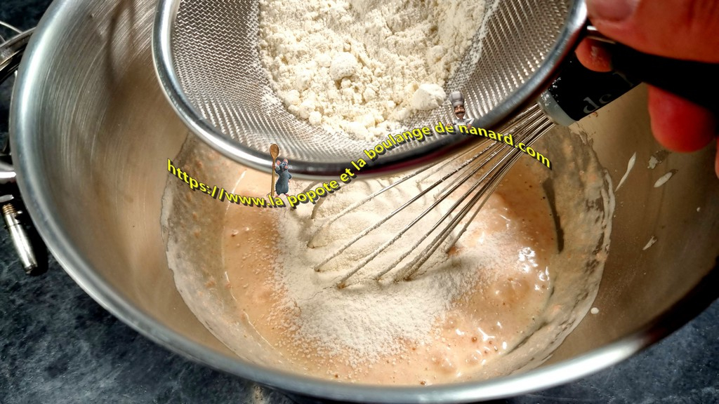 Tamiser sur la préparation la farine avec la levure