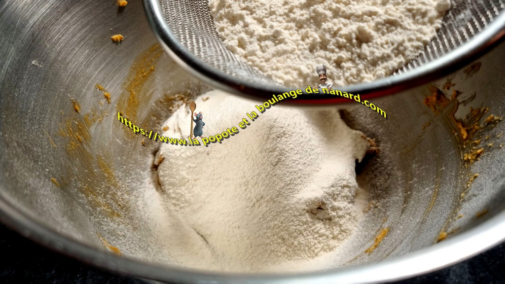 Tamiser sur la préparation la farine avec la levure