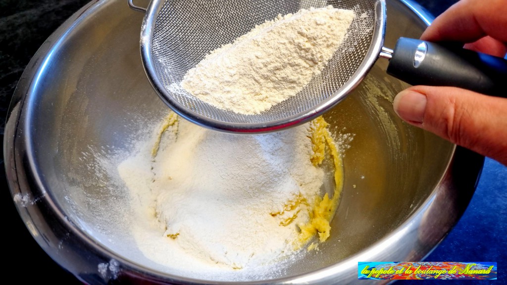 Tamiser sur la préparation le mélange farine et levure