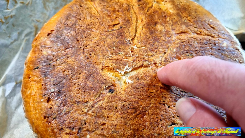 Tapoter le dessous du pain pour contrôler sa cuisson