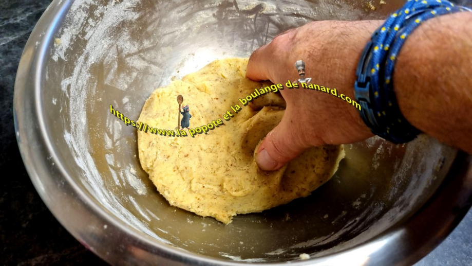 Terminer avec les doigts de façon à obtenir une pâte bien homogène