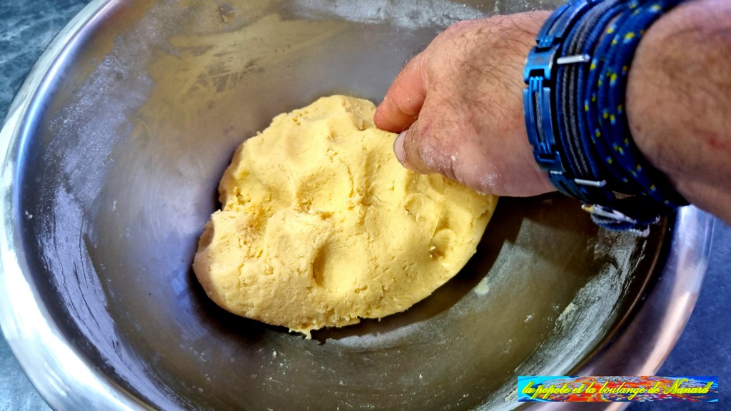 Terminer d\\\'amalgamer les ingrédients à la main pour former la pâte