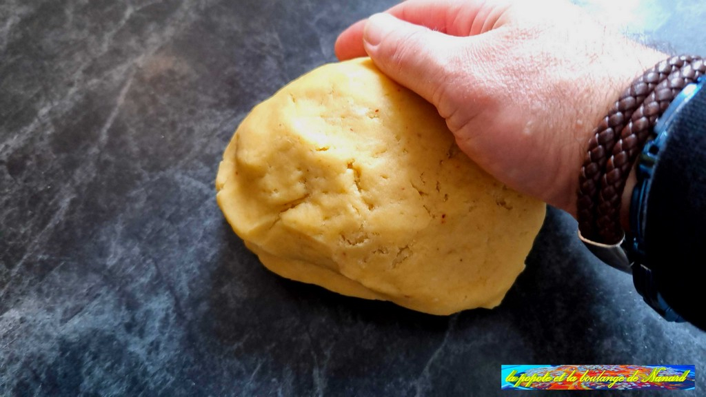 Terminer de malaxer la pâte avec les mains