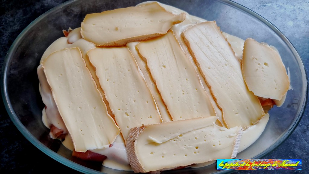 Terminer le fromage sur le grand plat