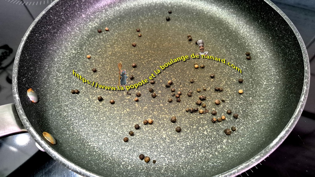 Torréfier les grains de poivre 4 minutes à feu moyen dans une poêle puis les laisser refroidir