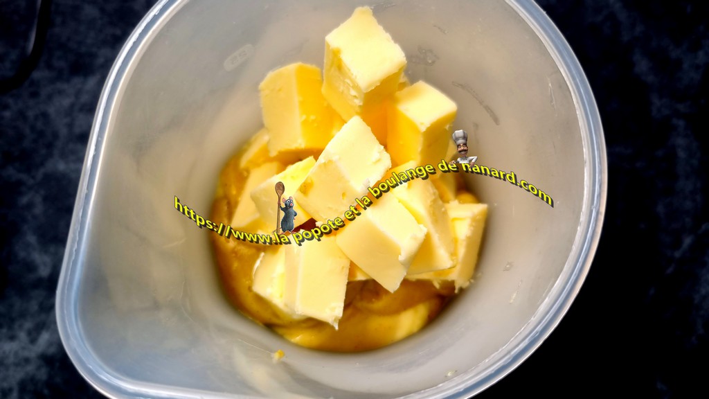 Transvaser dans un pichet puis ajouter le beurre