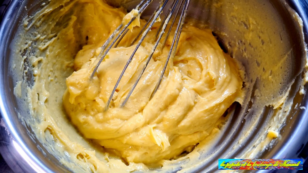Transvaser la crème dans un cul de poule puis la fouetter pour lui redonner de la souplesse