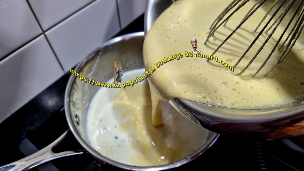 Transvaser le mélange dans la casserole avec le reste de lait