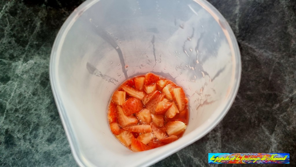 Transvaser les fraises avec leur jus dans un pichet