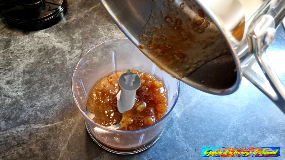 Transvaser les marrons avec le sirop dans le bol du mixeur