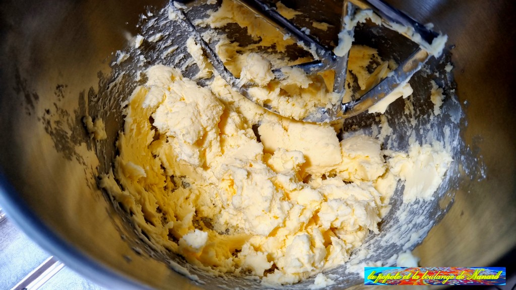 Travailler le beurre à la feuille à vitesse 2 pour terminer de bien le ramollir